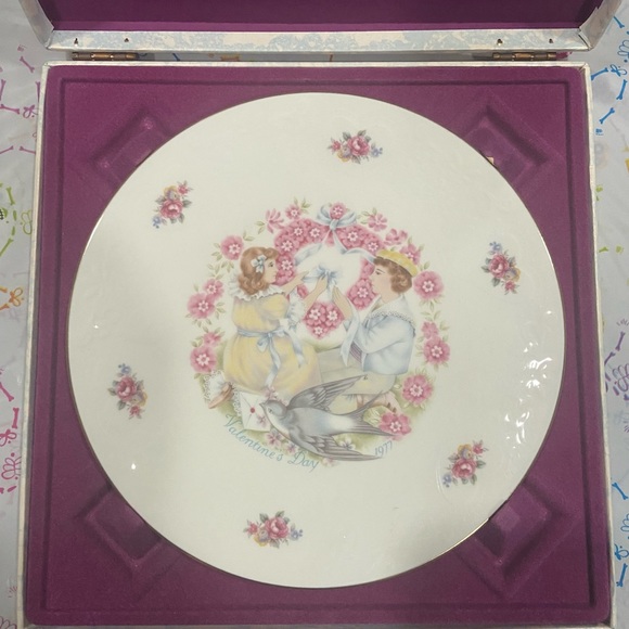 1977 Royal Daulton Valentine’s Day Plate - Picture 1 of 5